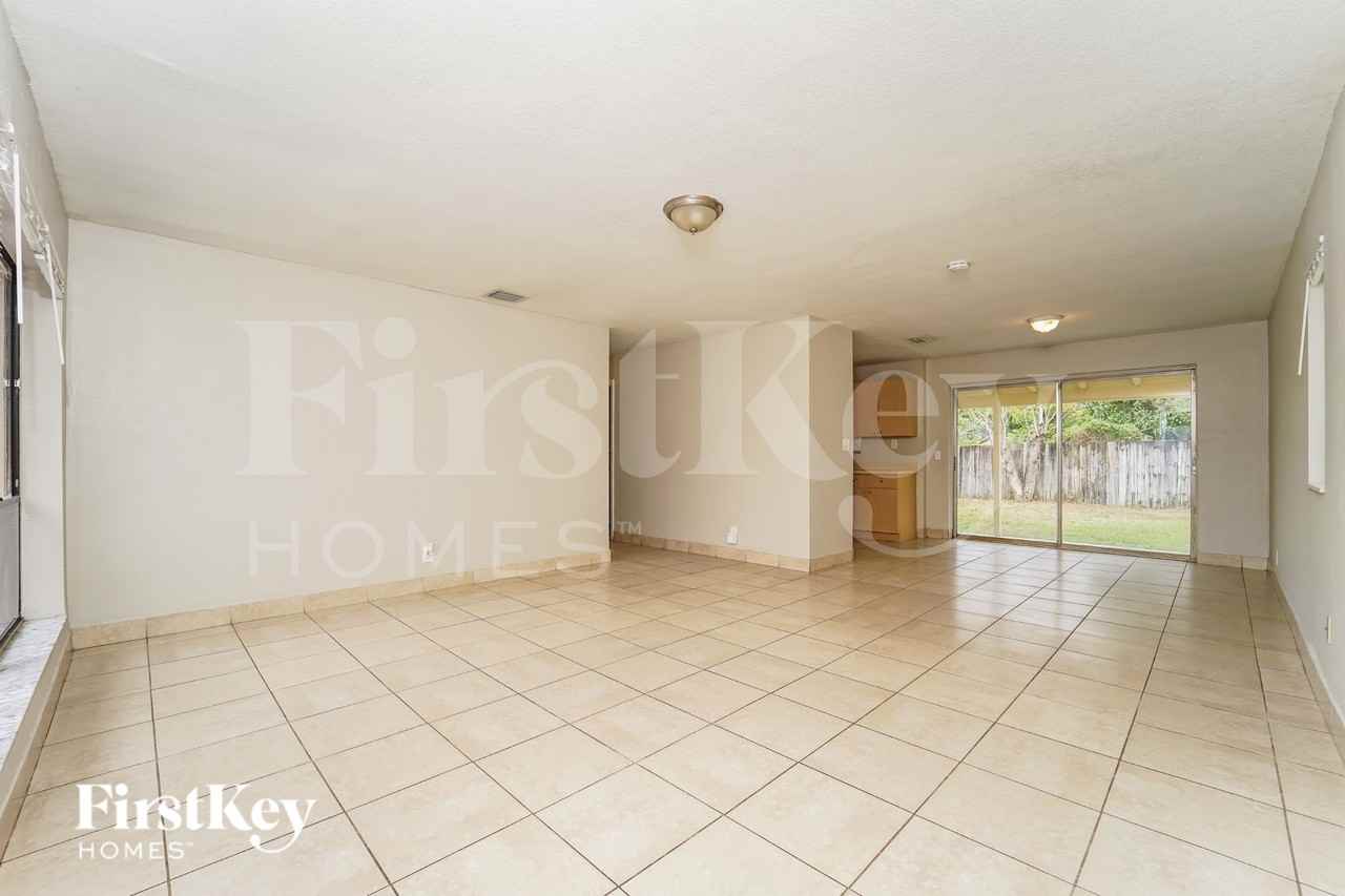 1941 Sw 38th Ave - Photo 3 of 15