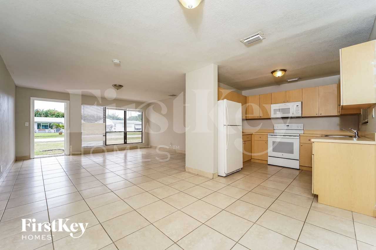 1941 Sw 38th Ave - Photo 4 of 15