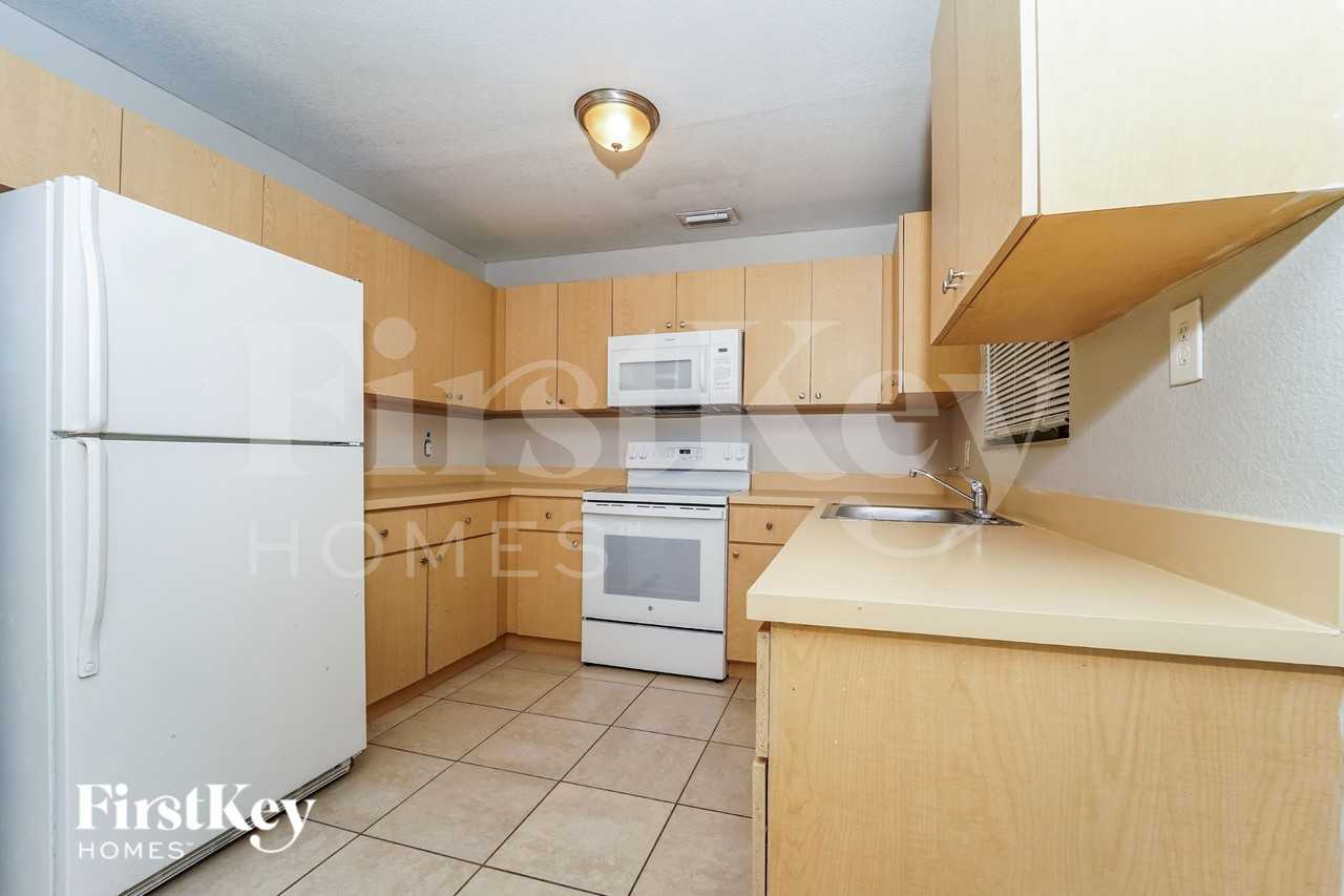 1941 Sw 38th Ave - Photo 5 of 15