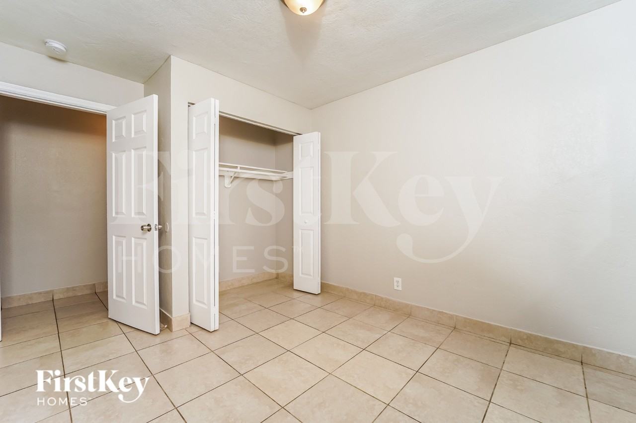 1941 Sw 38th Ave - Photo 6 of 15