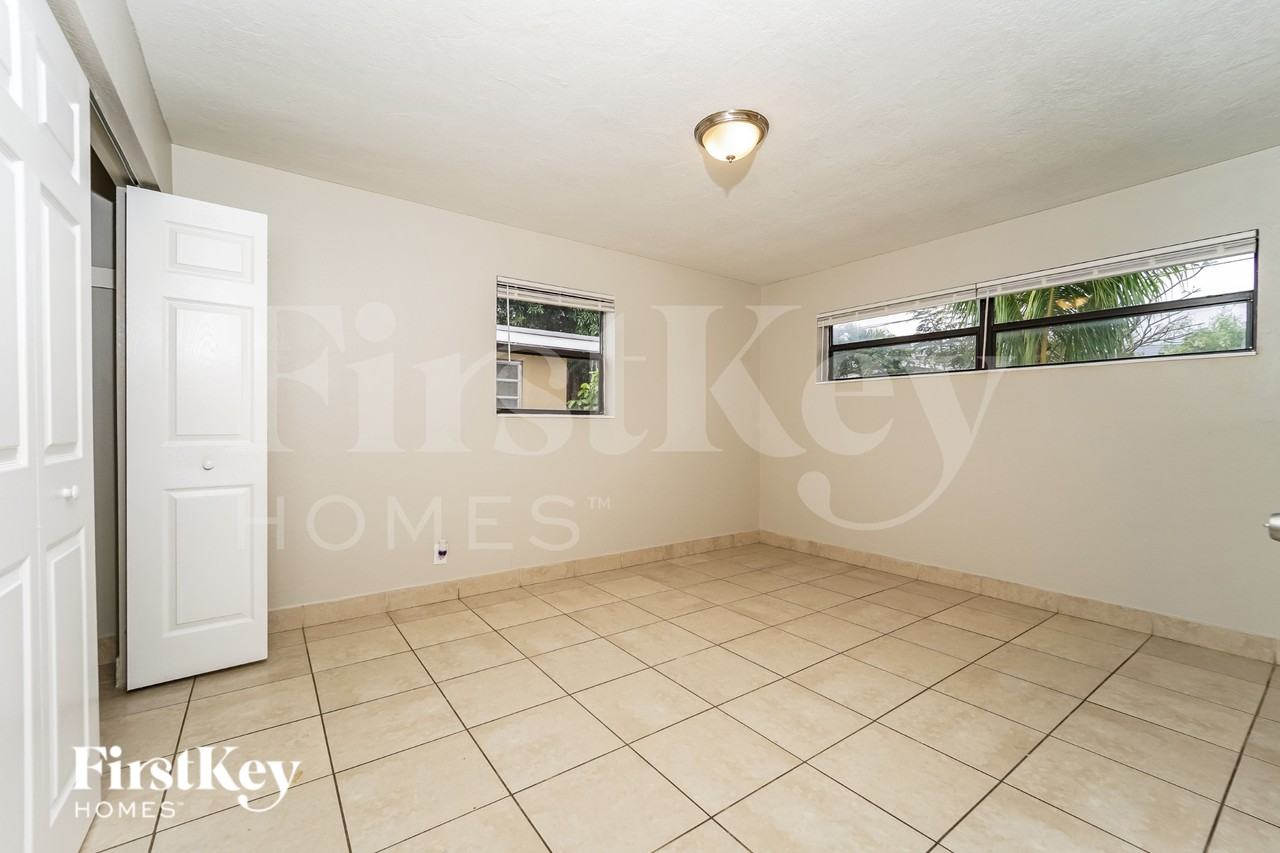 1941 Sw 38th Ave - Photo 7 of 15