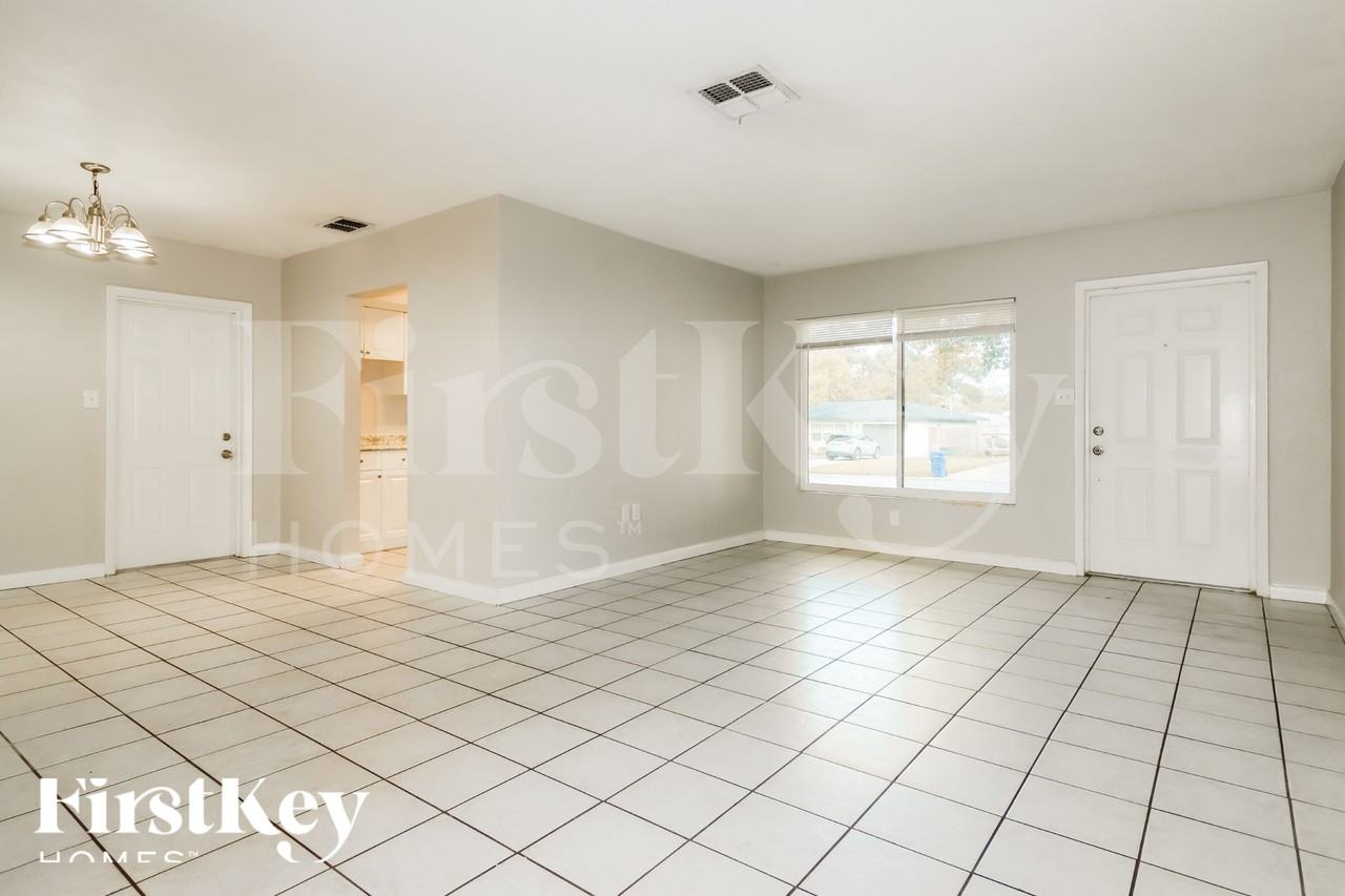 1429 Satsuma St - Photo 3 of 19