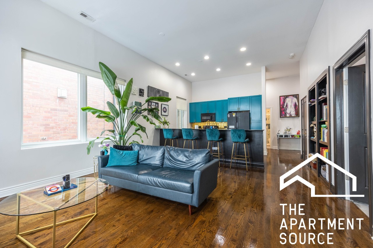 2409 W Catalpa Ave #408 - Photo 2 of 25