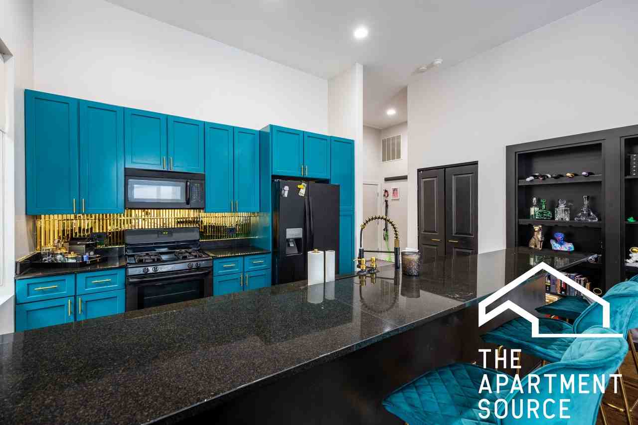 2409 W Catalpa Ave #408 - Photo 7 of 25