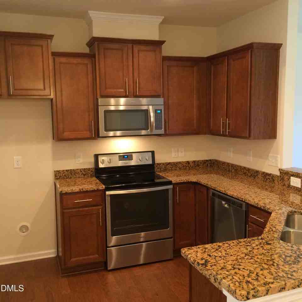 111 Tuftin Dr - Photo 5 of 20