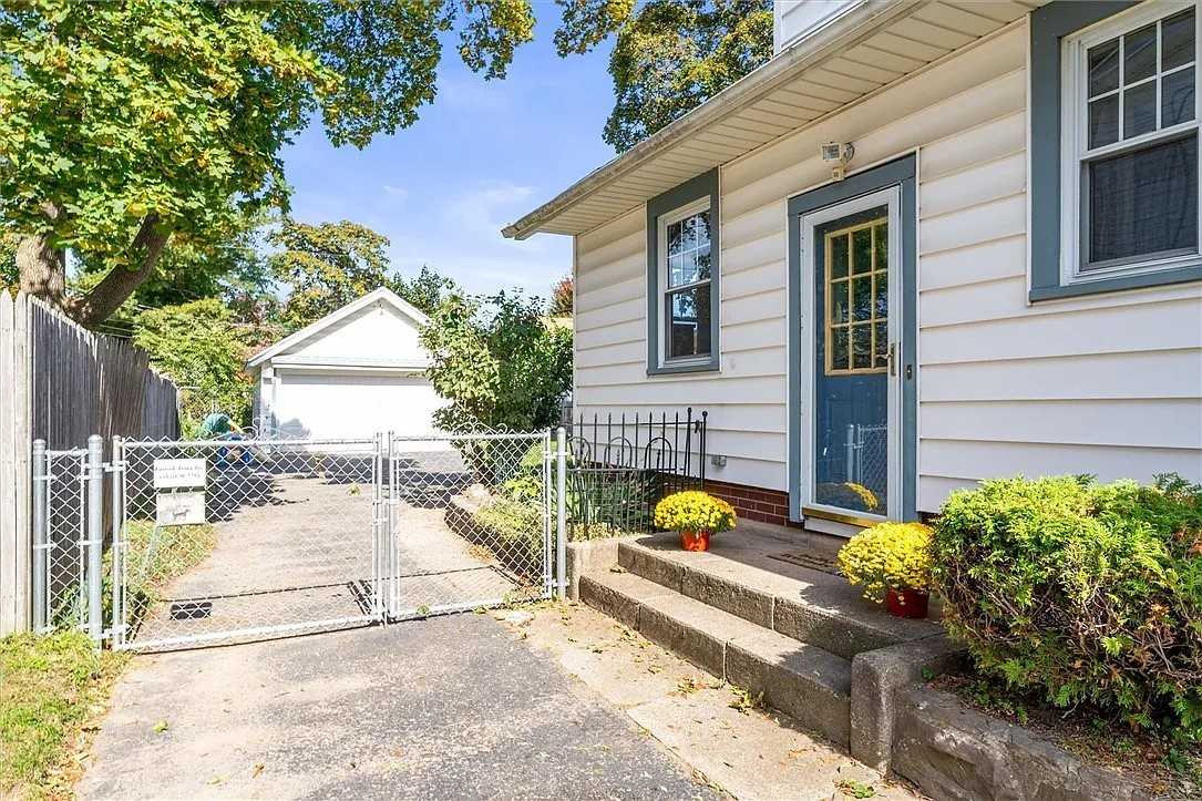 396 Stonewood Ave - Photo 2 of 3