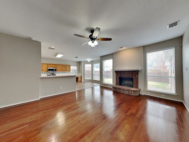 8104 Steamers Ln - Photo 5 of 22