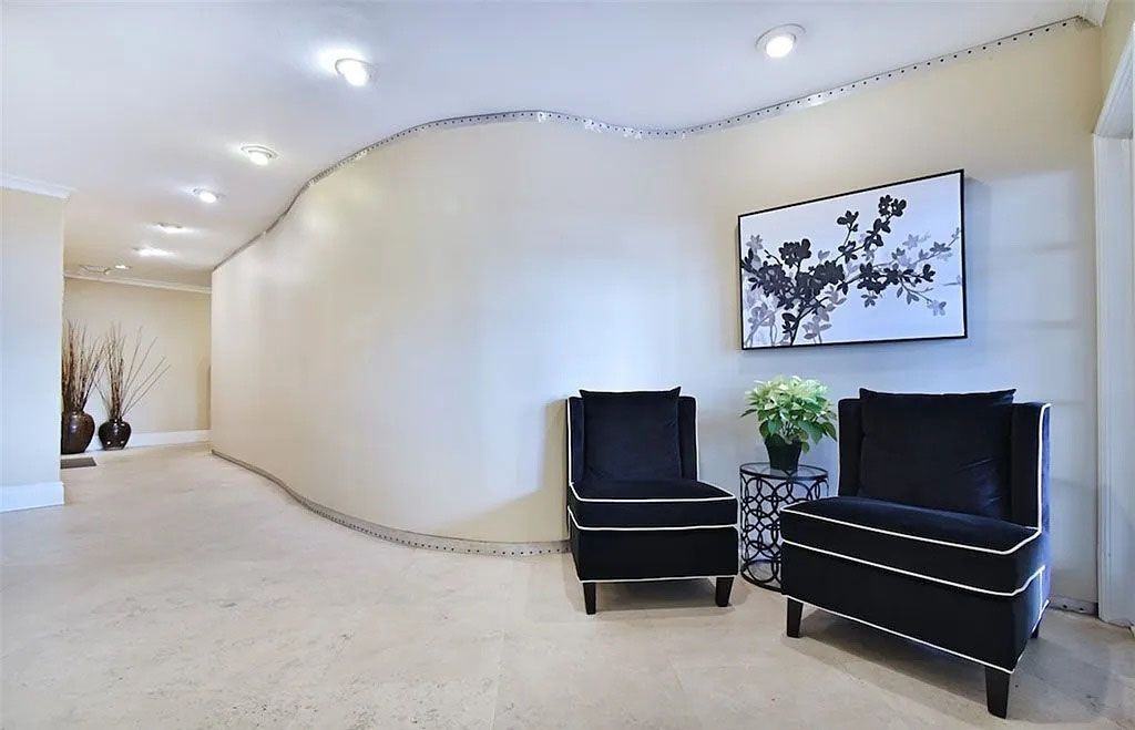 8550 Holloway Dr ##101 - Photo 4 of 14