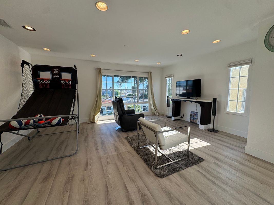 1339 S Mansfield Ave - Photo 7 of 11