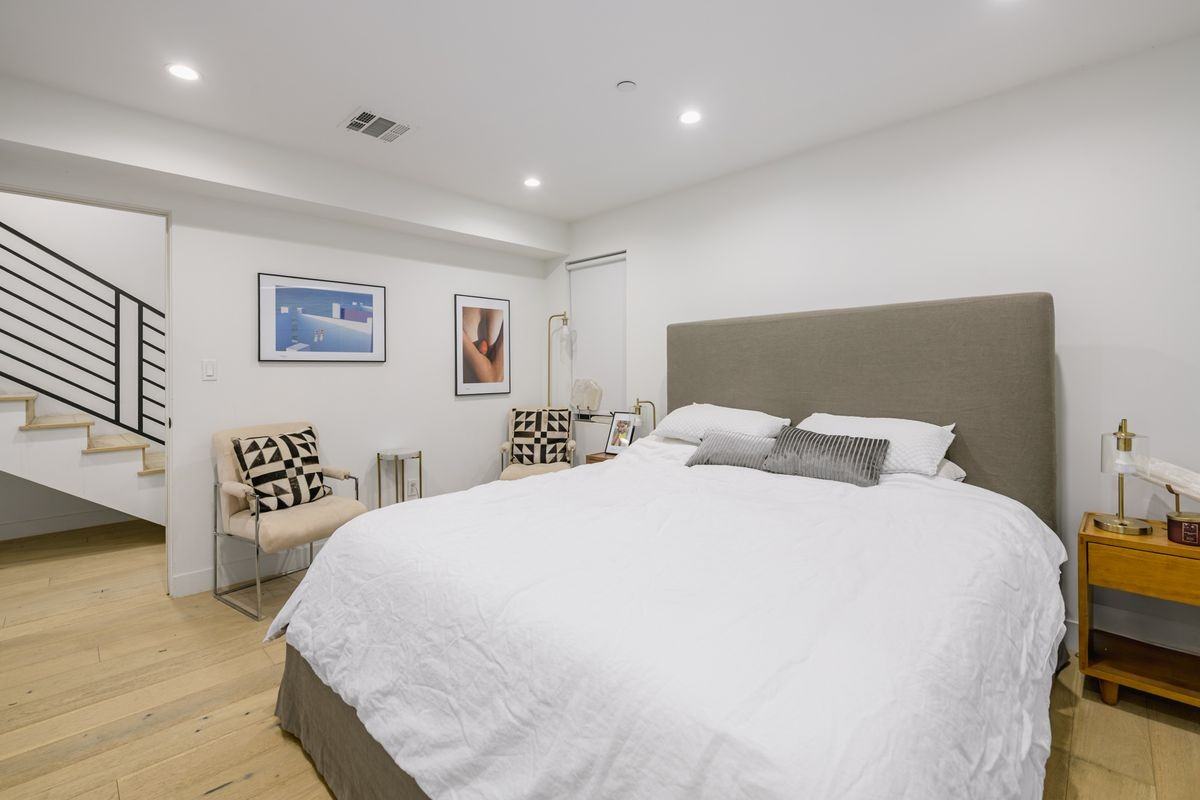 1426 N Sycamore Ave - Photo 3 of 22