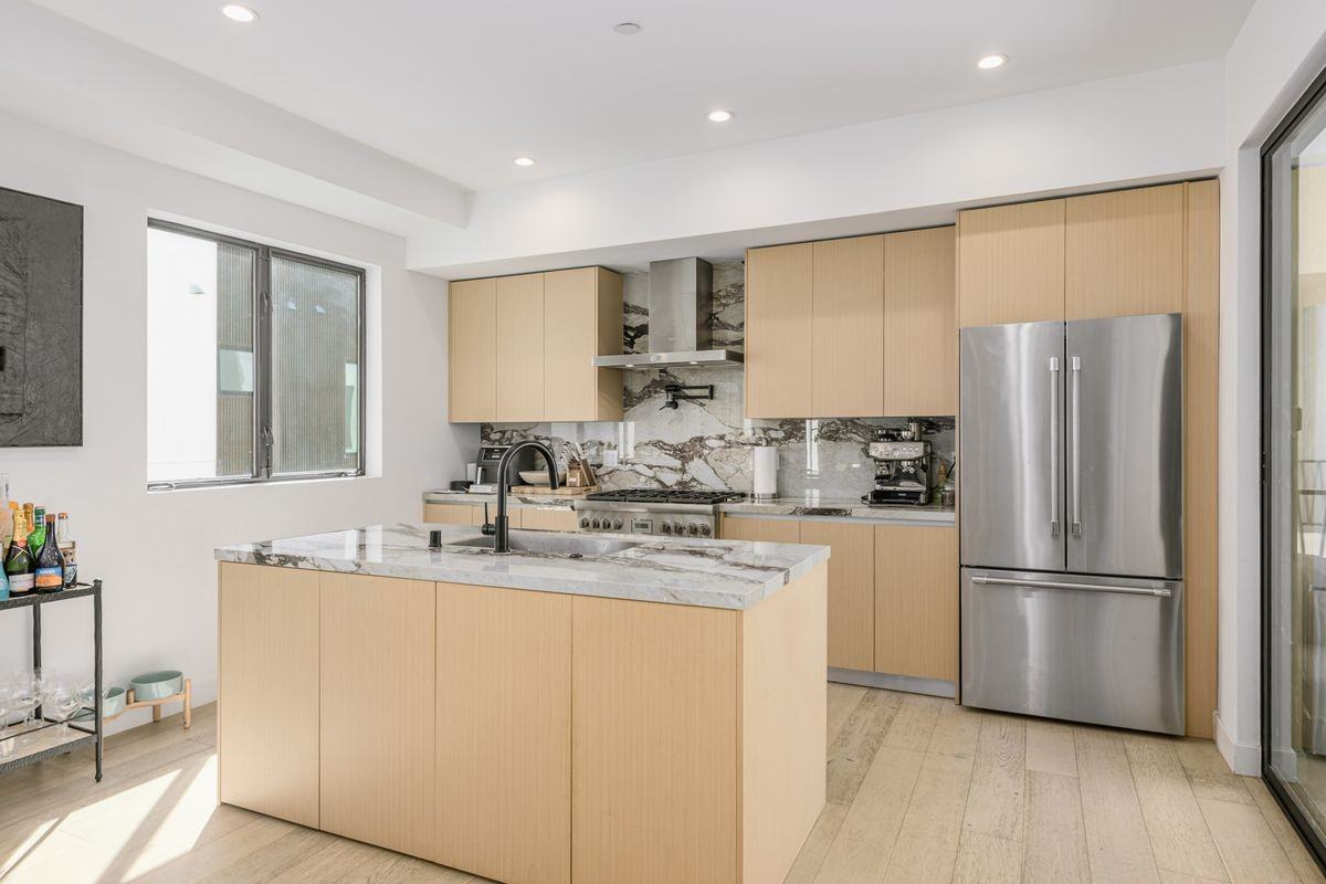 1426 N Sycamore Ave - Photo 5 of 22