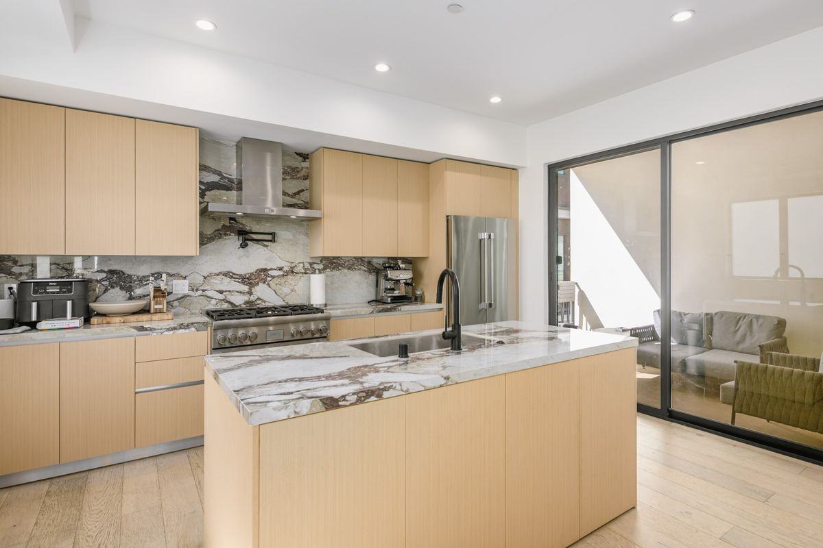 1426 N Sycamore Ave - Photo 6 of 22