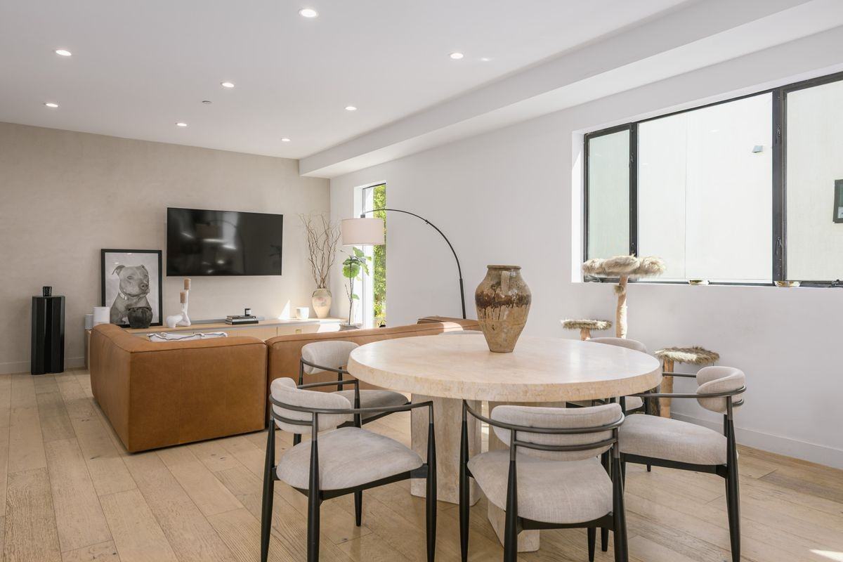 1426 N Sycamore Ave - Photo 7 of 22