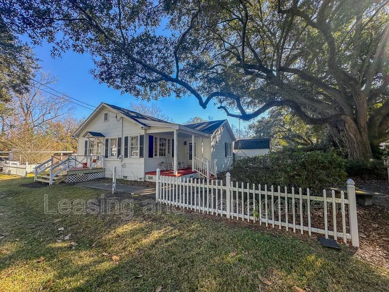 422 Riverland Dr - Photo 2 of 20