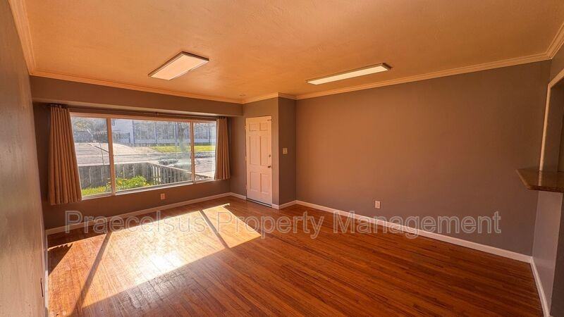 37 E J St - Photo 4 of 23