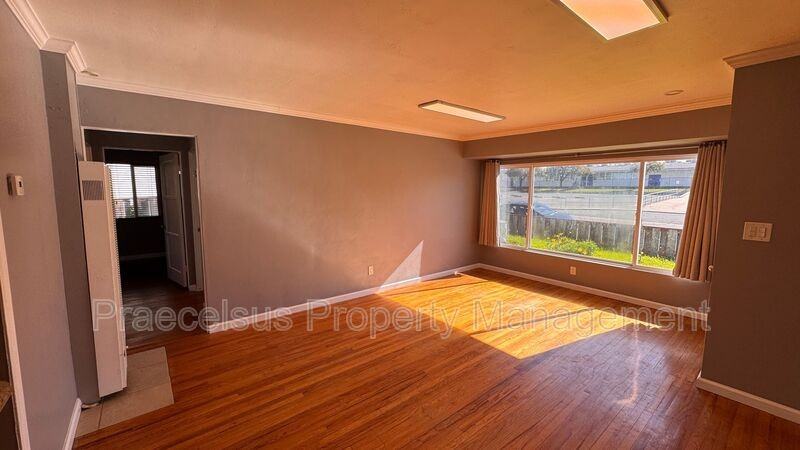 37 E J St - Photo 5 of 23