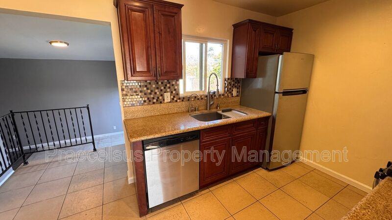 37 E J St - Photo 6 of 23