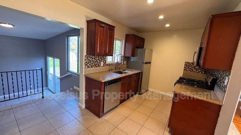 37 E J St - Photo 7 of 23