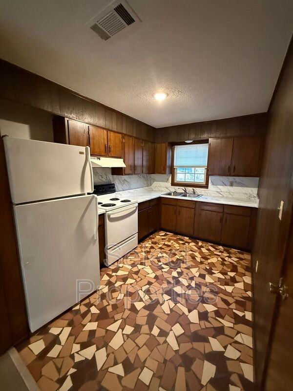 819 W Matthews Ave #4 - Photo 5 of 7