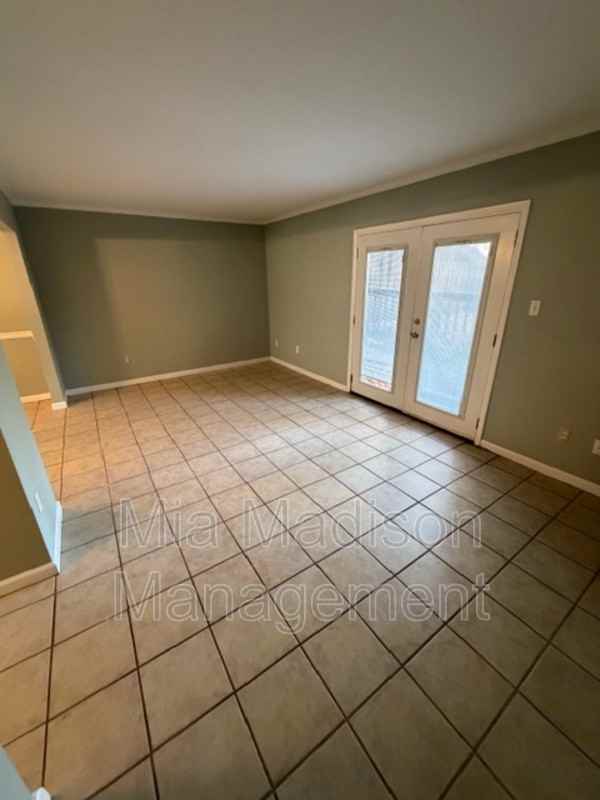 527 Tibet Ave #3 - Photo 3 of 20