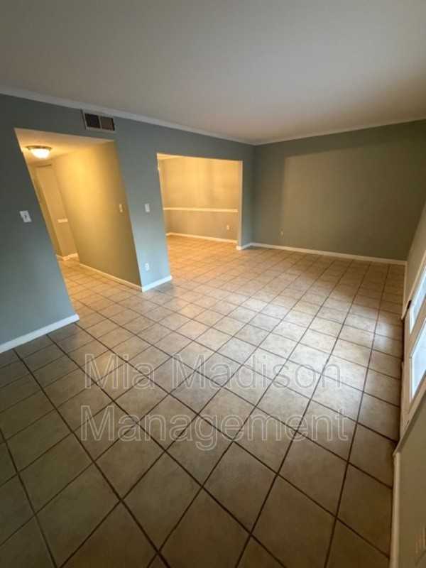 527 Tibet Ave #3 - Photo 4 of 20