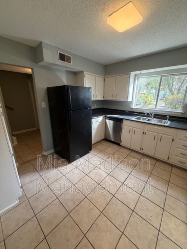 527 Tibet Ave #3 - Photo 7 of 20