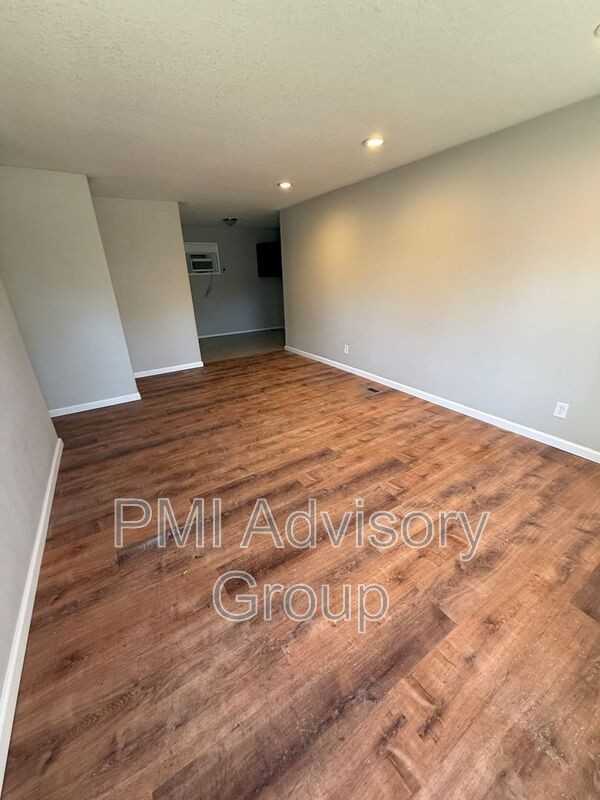 3525 Se Adams St - Photo 2 of 7