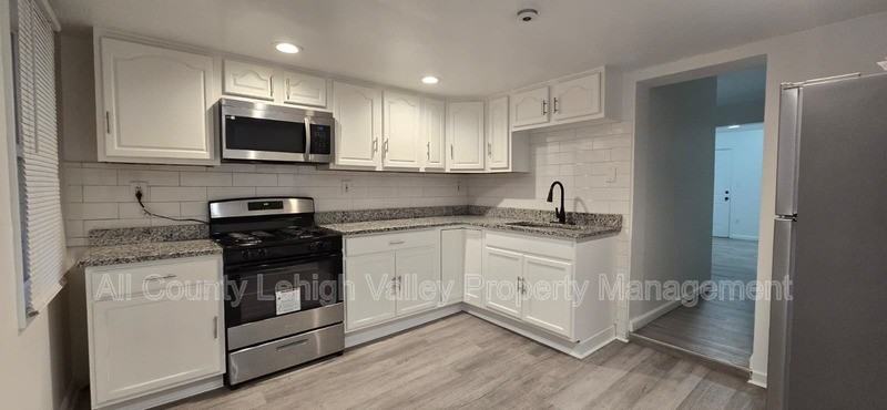 129 W Sycamore St - Photo 2 of 8