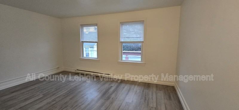 129 W Sycamore St - Photo 5 of 8