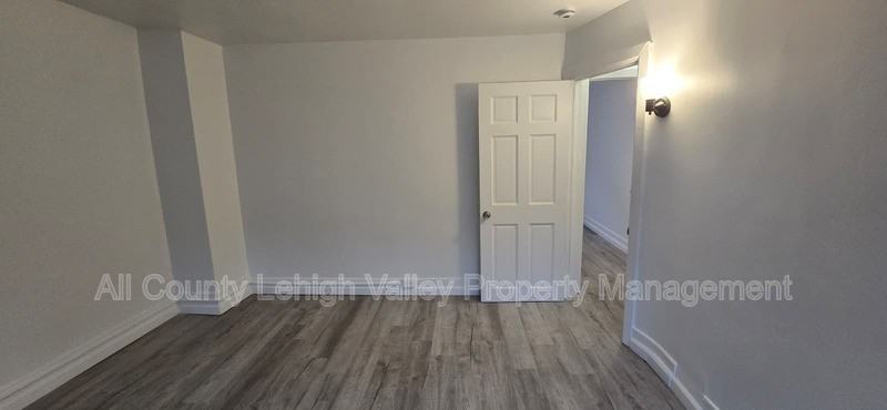 129 W Sycamore St - Photo 6 of 8