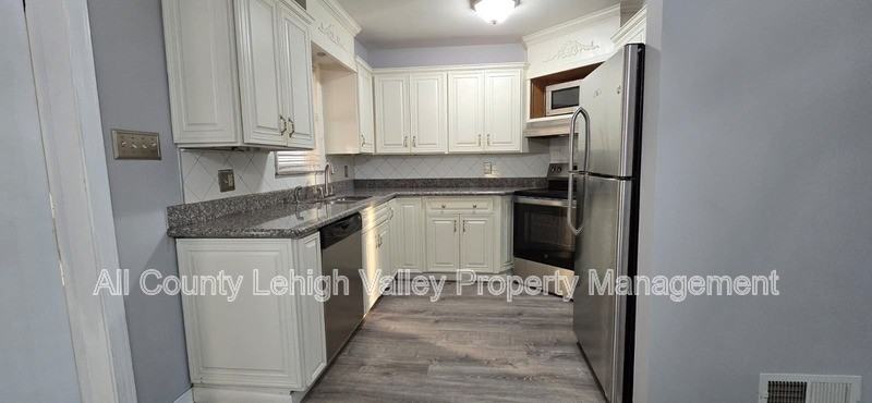 1560 Riegel St - Photo 2 of 15