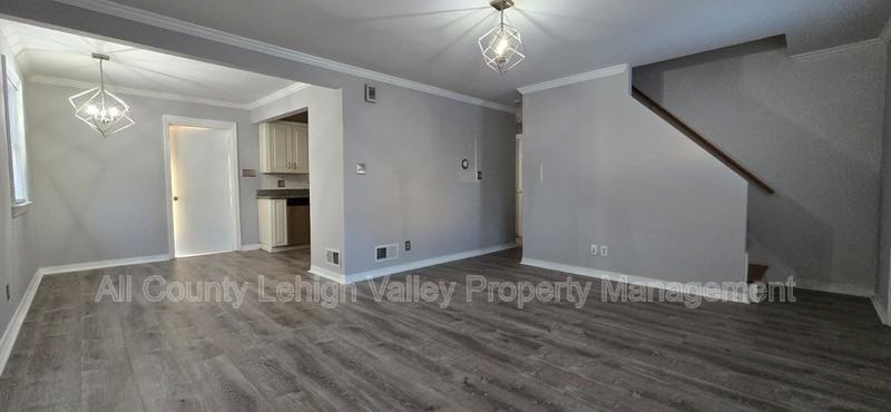 1560 Riegel St - Photo 3 of 15