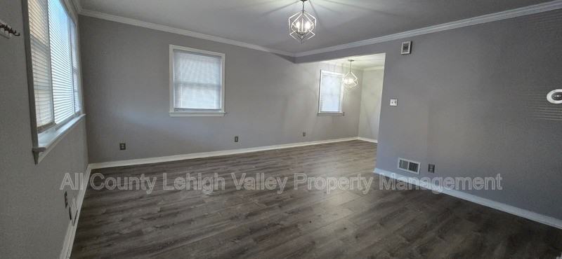 1560 Riegel St - Photo 4 of 15