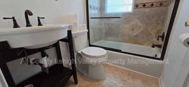 1560 Riegel St - Photo 5 of 15