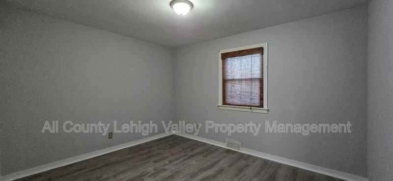 1560 Riegel St - Photo 7 of 15