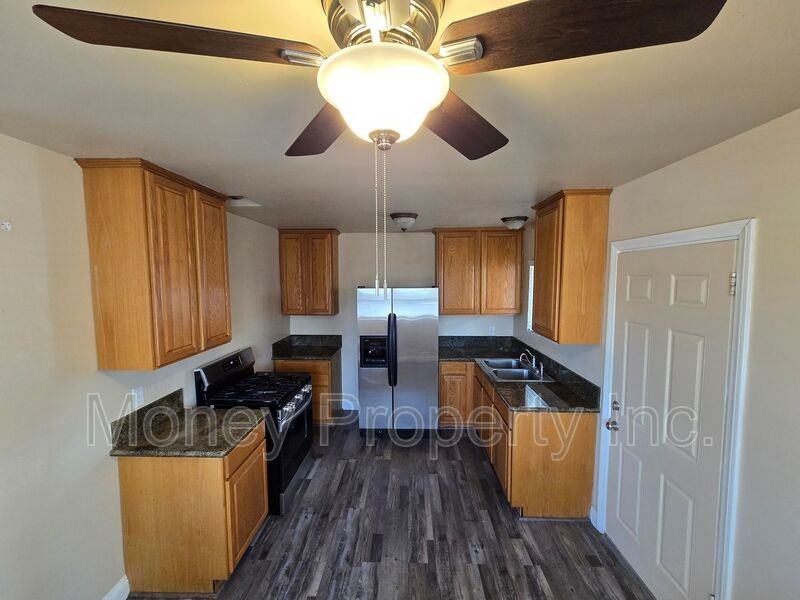 1011 12th St - Photo 3 of 40