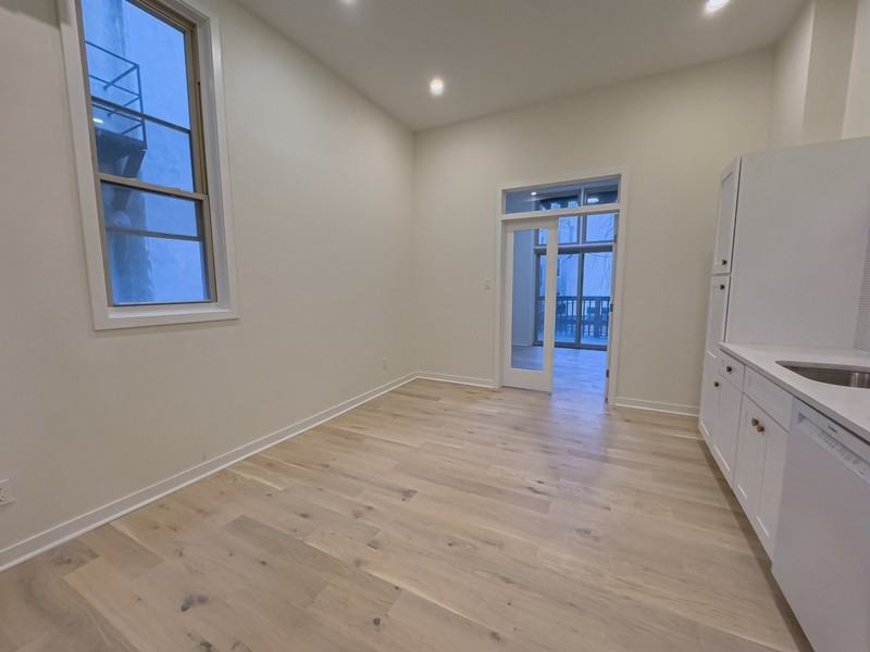 2011 Green St - Photo 5 of 18