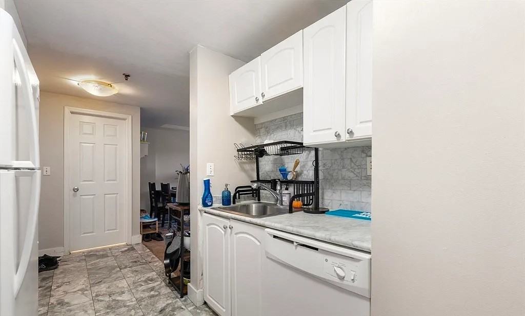 15 N Beacon St - Photo 4 of 8