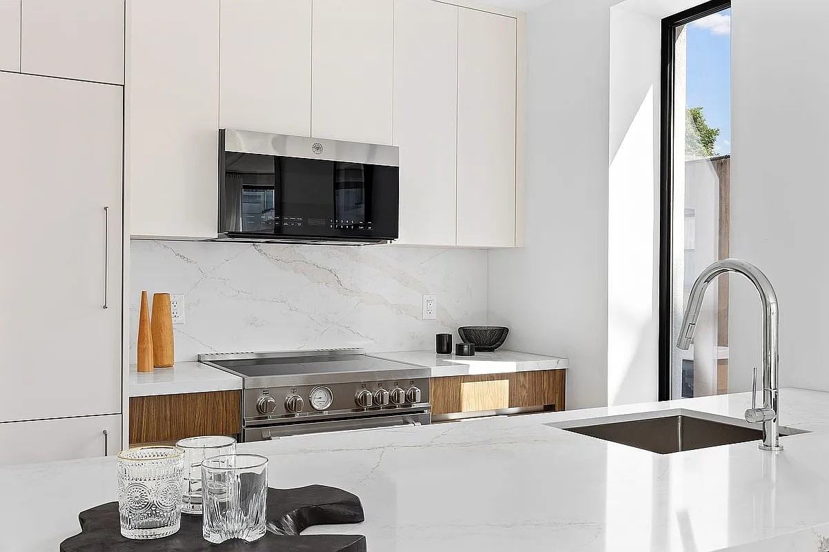 2588 38th St #3A - Photo 2 of 9