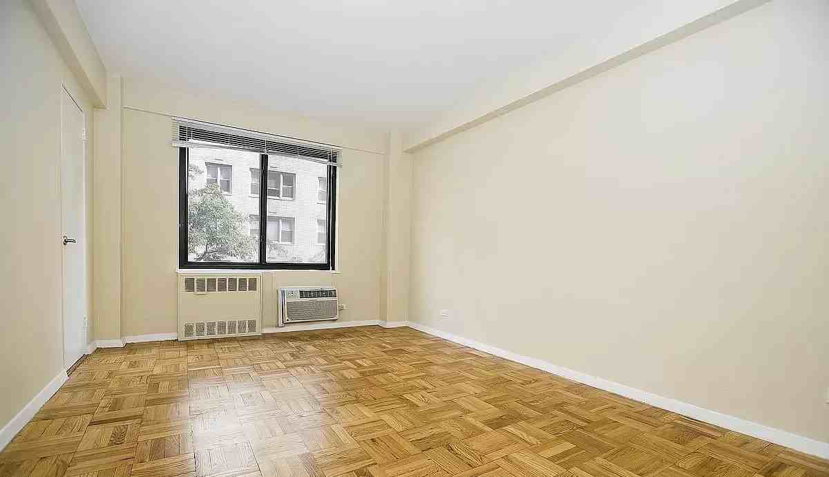 200 E 36th St #3D - Photo 4 of 6