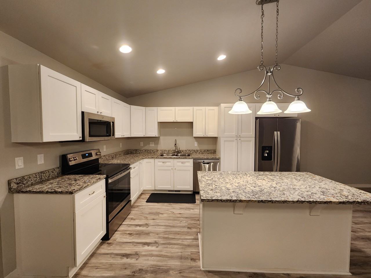 816 Foxglove Dr - Photo 5 of 19