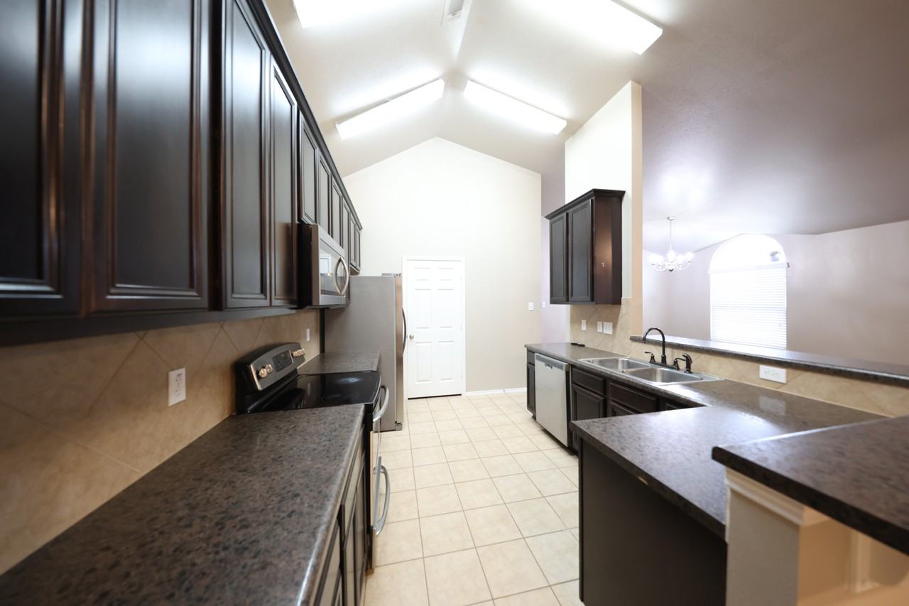 1004 Starlight Dr - Photo 4 of 21