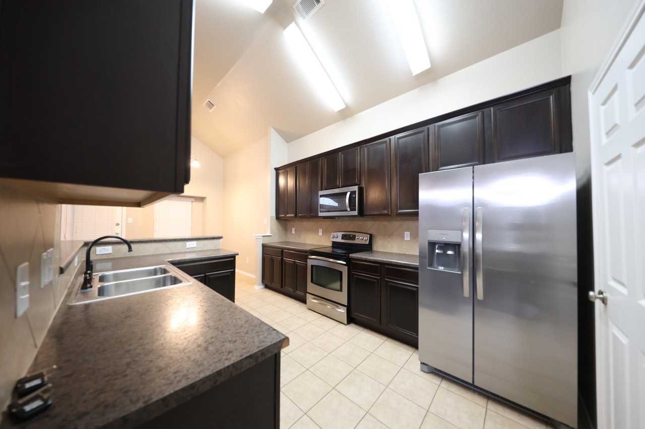 1004 Starlight Dr - Photo 5 of 21