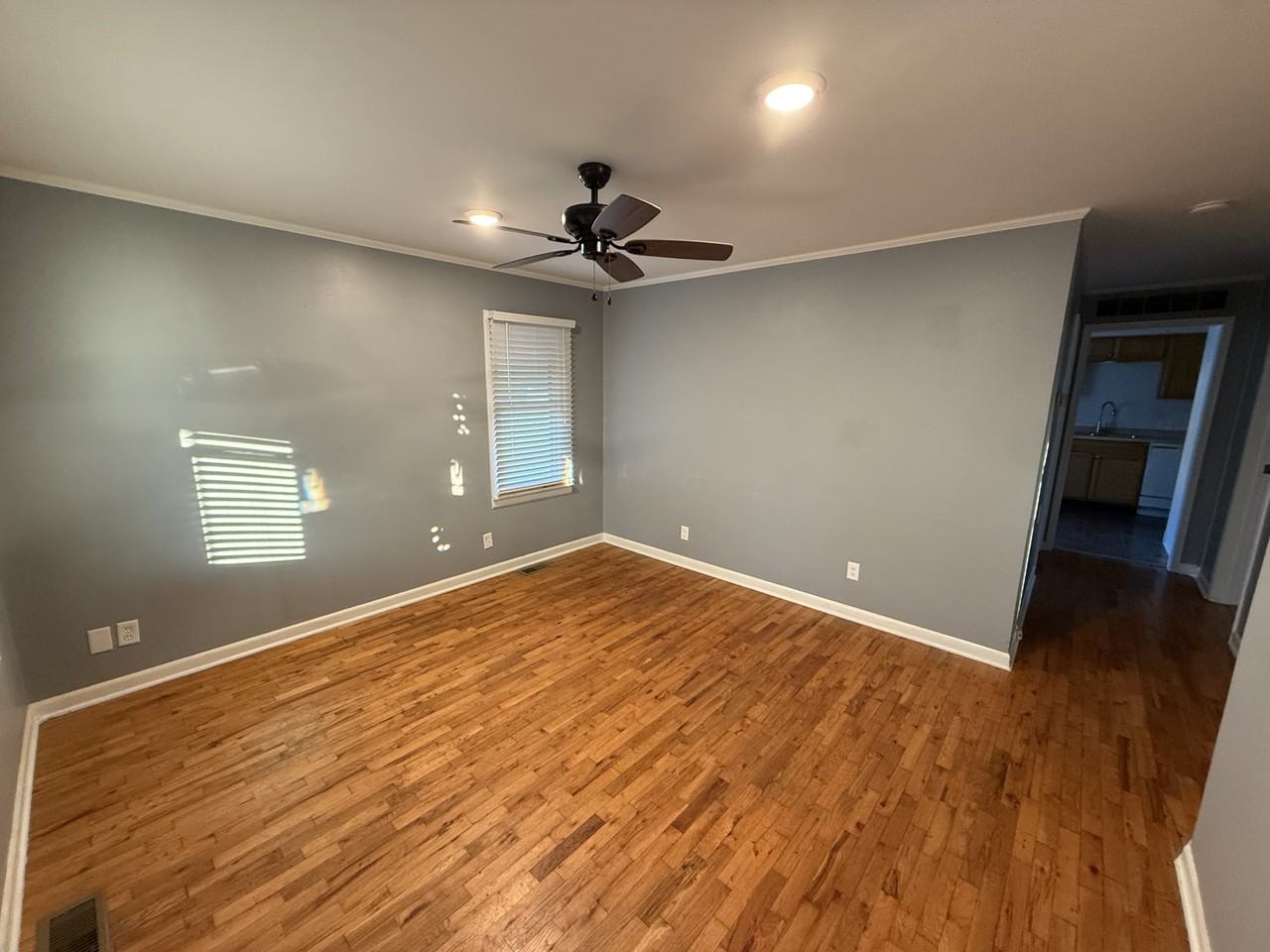 411 Franklin Ave - Photo 3 of 9