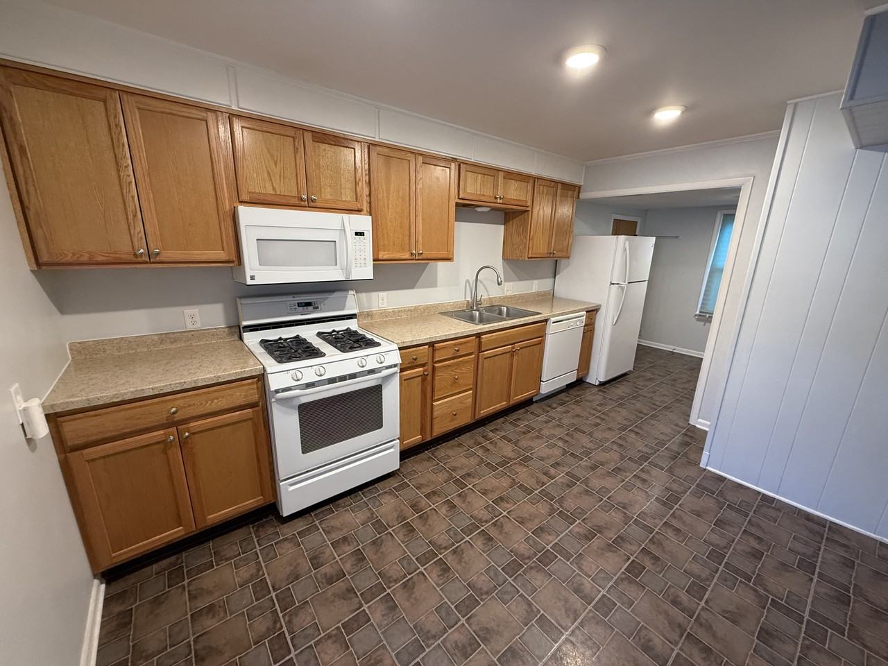 411 Franklin Ave - Photo 4 of 9