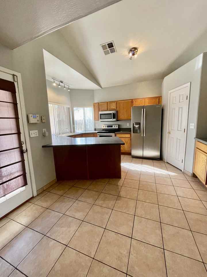 3705 E Topeka Dr - Photo 7 of 16