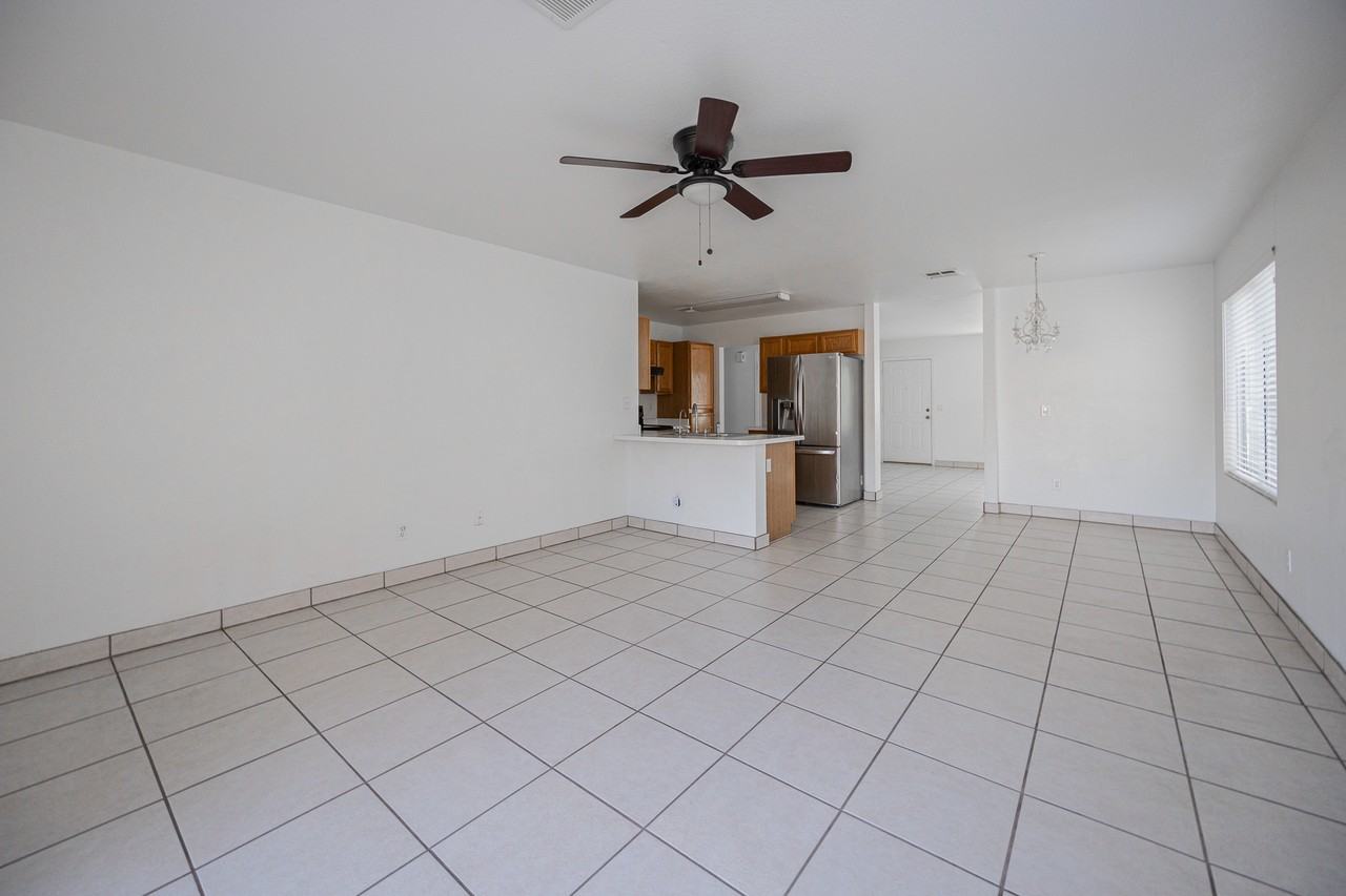 10864 W Devonshire Ave - Photo 4 of 24