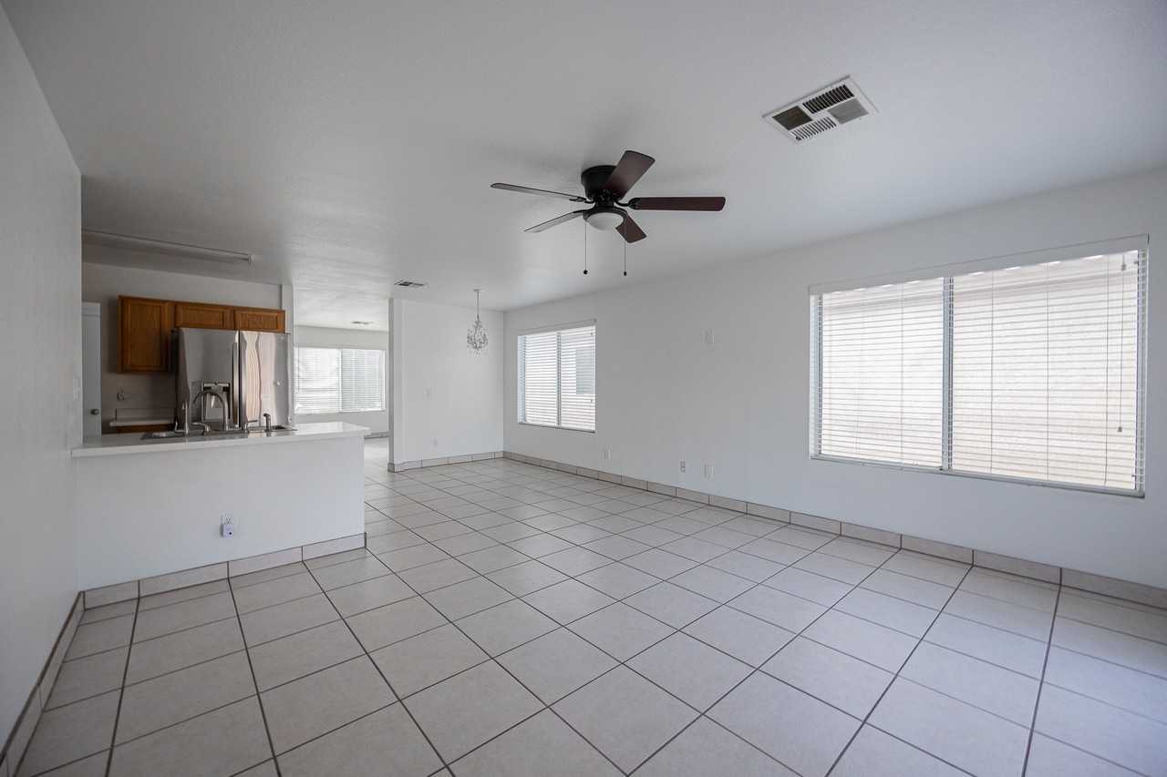 10864 W Devonshire Ave - Photo 5 of 24