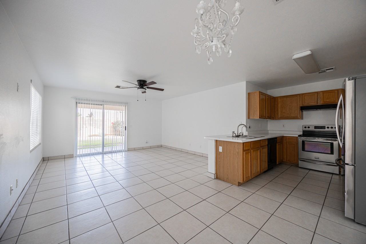 10864 W Devonshire Ave - Photo 7 of 24