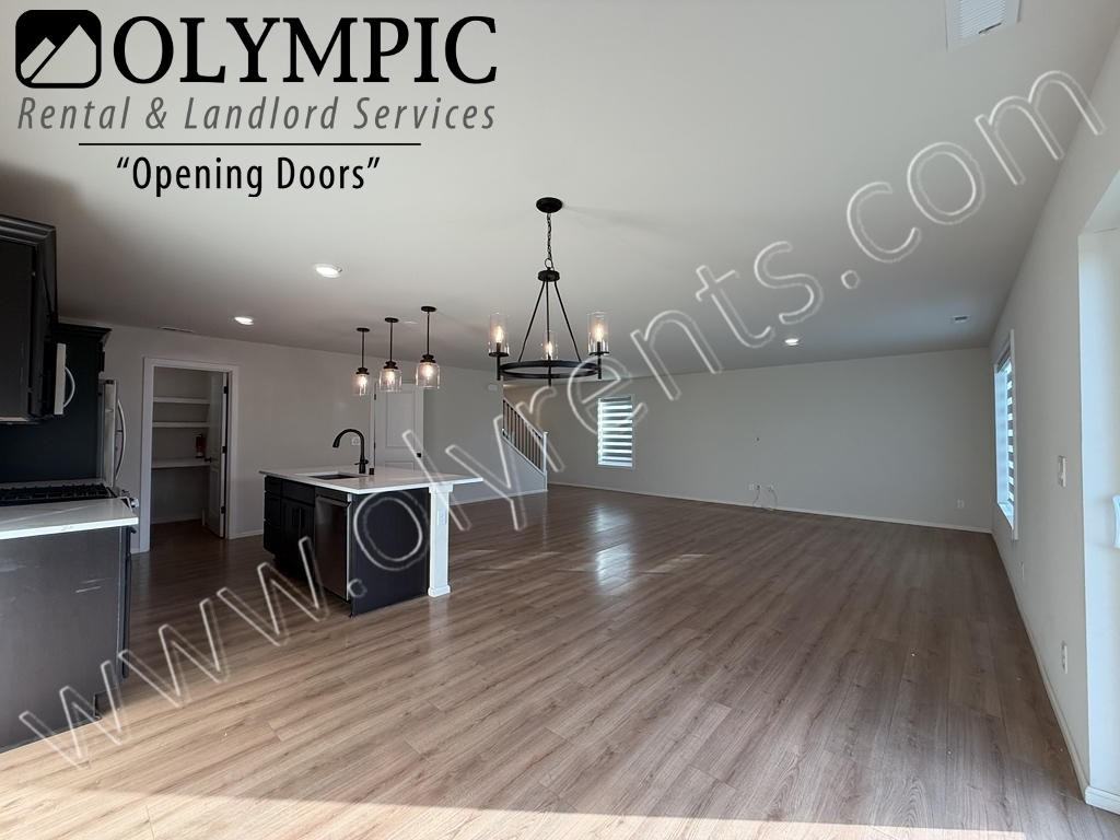 1093 91st Ave Se - Photo 6 of 37